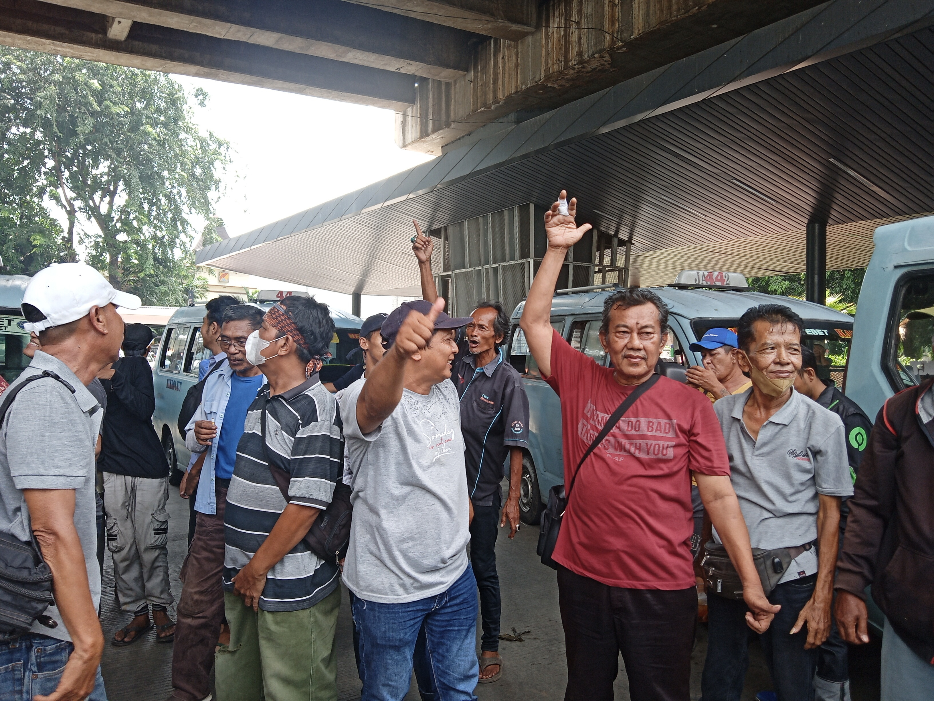 TJ Langgar Kesepakatan Nambah Armada, Angkot M44 Demo, Para Penumpang Terlantar