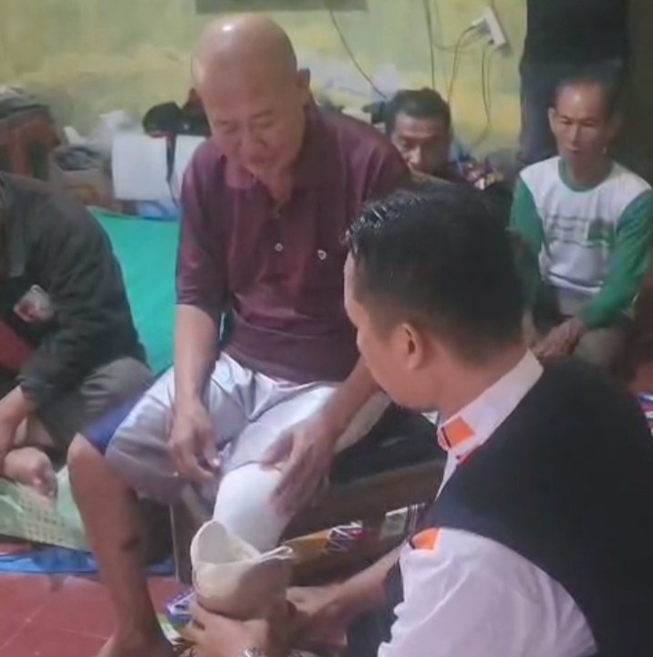 Anggota DPRD Majalengka H Iing Misbahuddin Serahkan Alat Bantu Kaki Palsu di Desa Gandu