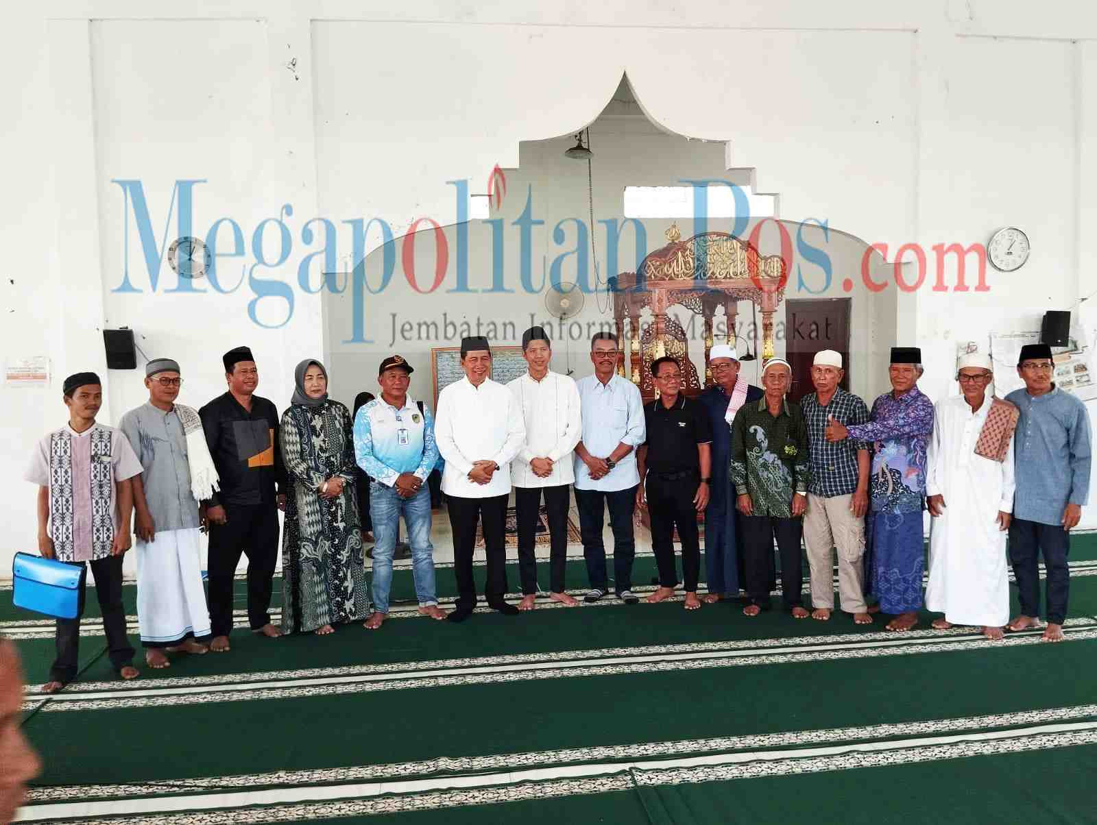 Rujana Anggraini Politisi Partai Demokrat,Hibahkan Satu Unit Mobil Ambulance Kepada Masjid H. Muhammad Sidik Kecamatan Montallat
